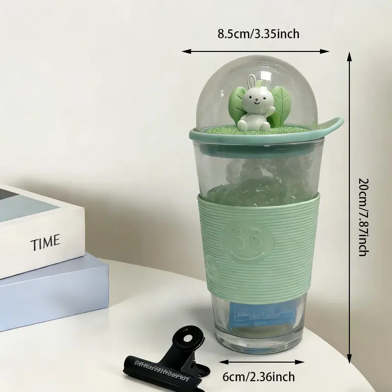 Glasbecher mit Cartoon-Kuppel und Silikonhülle
