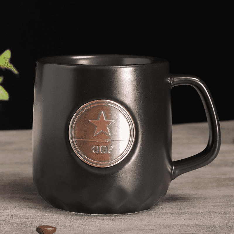 Keramikbecher mit Anstecknadel aus Metall