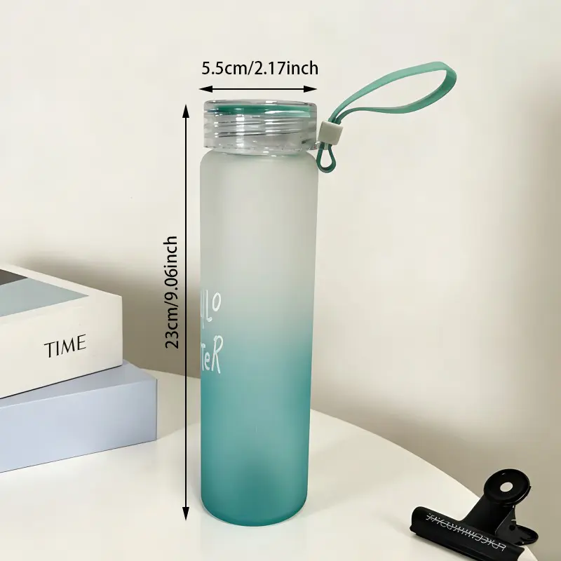 Schlanke Wasserflasche aus mattiertem Glas mit Farbverlauf